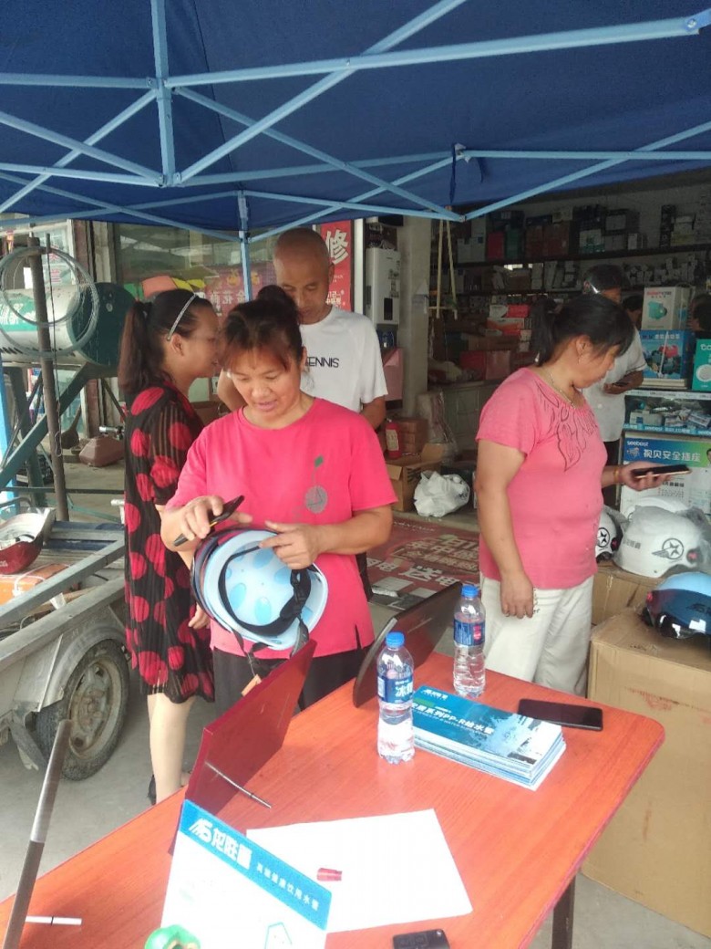 龍勝管海安運營中心助力“一盔一帶”，贈千頂安全盔以踐行社會責任