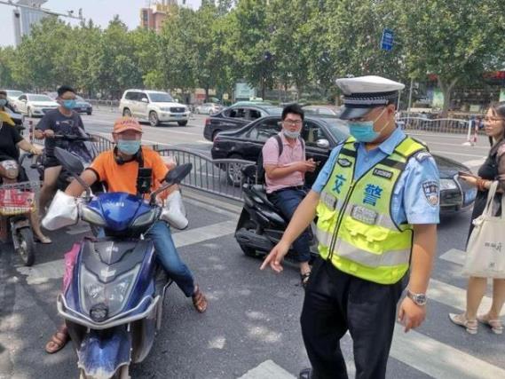 龍勝管海安運營中心助力“一盔一帶”，贈千頂安全盔以踐行社會責任